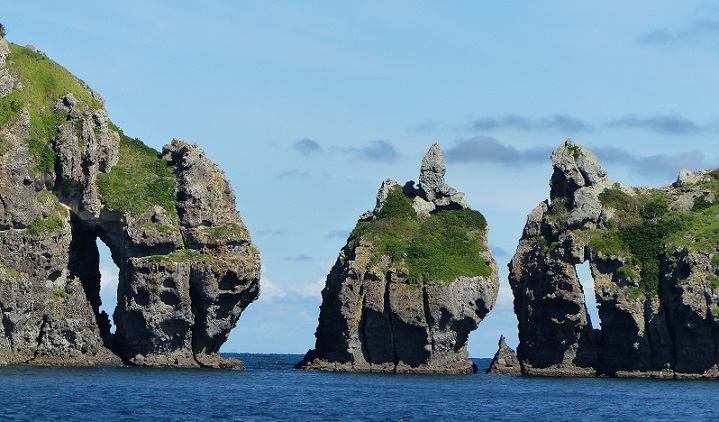 Rocks with keyhole openings in the Broken Islands by Aotea